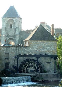 Moret-sur-Loing - Le moulin situé au milieu de pont et la porte placée à l'entrée du pont