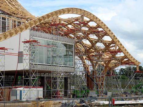 Metz - Centre Pompidou Metz - Montage de la charpente bois sur échafaudage