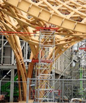 Metz - Centre Pompidou Metz - Montage de la charpente bois sur échafaudage - Détail d'un «pied-tulipe» montrant la complexité du façonnage et du montage de la charpente