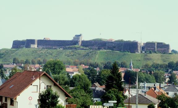 Citadelle de Bitche vue de l'ouest. A droite la Petite Tête, à gauche la Grosse Tête. Sur la plateforme supérieure, la chapelle en cours de restauration