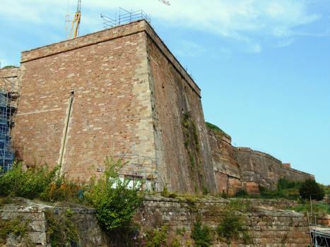 Citadelle de Bitche vue de l'ouest. Le rempart du corps central de la citadelle à partir du bastion 2