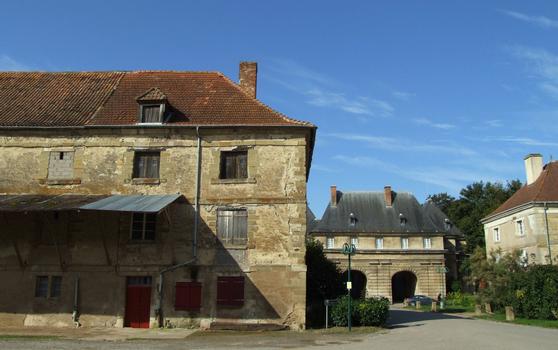 Marsal - Porte de France (musée du Sel) - Vue de la porte de France et des casernes à partir de la place de la porte de France
