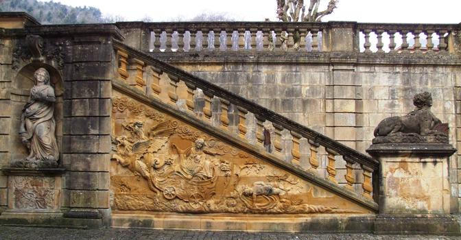 Gorze - Ancien Palais abbatial - Mur d'échiffre de l'escalir de gauche avec une sculpture montrant Médée emportée dans les airs par deux dragons après le meutre de ses enfants