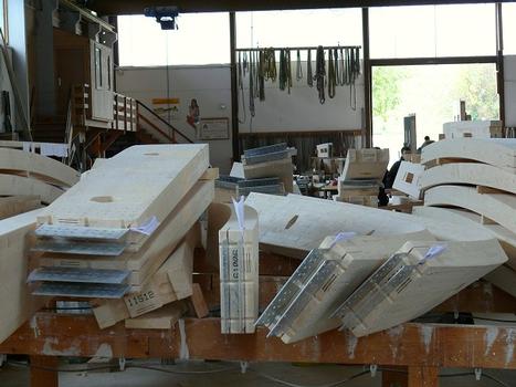Metz - Centre Pompidou Metz - Toiture charpente bois - Quelques unes des 1600 pièces de la charpente, toutes différentes, en cours de réalisation dans l'atelier d'Holzbau Amann