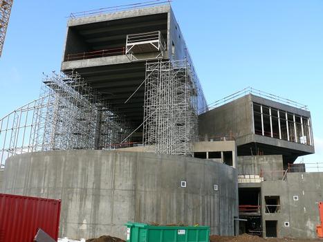 Centre Pompidou Metz: Fin de la construction du gros oeuvre: la galerie 3 est terminée et décintrée. Tubes 2 et 3 au-dessus du studio