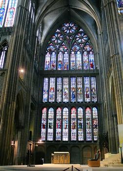 Metz - Cathédrale Saint-Etienne - Nef - Bras nord du transept - Vitraux de Théobald de Lixheim en 1504 mettant en scène de bas en haut, huit apôtres, puis au-dessus huit saintes et enfin huit saints