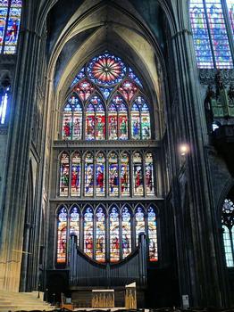 Metz - Cathédrale Saint-Etienne - Bras sud du transept - Vitraux de Valentin Bousch réalisés en 1521: sur le registre supérieur, sept évêques, et à genoux, le donateur de la verrière Otto Savin, au milieu, huit saintes, et au registre inférieur, sept autres évêques et le neveu du donateur, Evrard Marlier