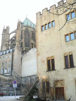 Metz - Ancien grenier de la commanderie des Antonins - Le grenier et le chevet de la cathédrale