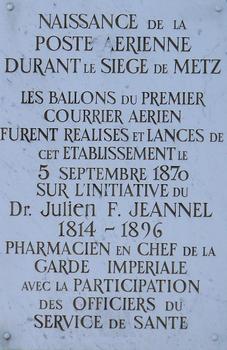 Metz - Conseil général de la Moselle (ancien hôpital militaire de Fort-Moselle) - Panneau commémoratif sur la naissance de la poste aérienne pendant le siège de Metz en 1870