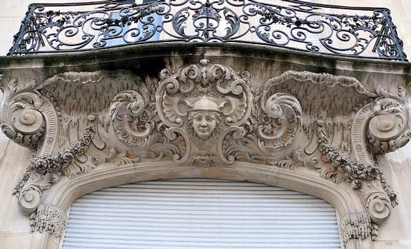 Metz - Immeuble 15 rempart Saint-Thiébault - Décoration du balcon sur rue