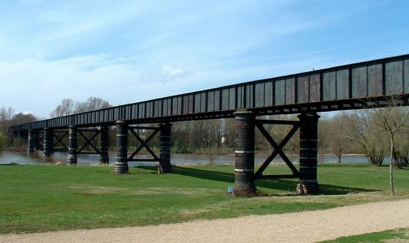 Moulins - Pont Noir (pont ferroviaire construit en 1858) - Ensemble vu de l'amont