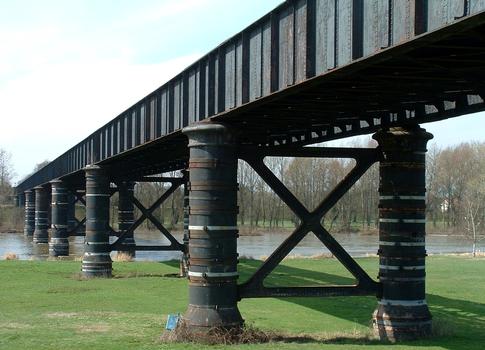 Moulins - Pont Noir (pont ferroviaire construit en 1858) - Ensemble vu de l'amont