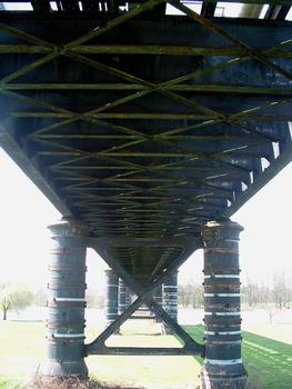 Moulins - Pont Noir (pont ferroviaire construit en 1858) - Sous-face du tablier et pile avec contreventement