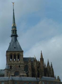 Le Mont Saint-MichelStatue de l'Archange au-dessus de la flèche du clocher: Le Mont Saint-Michel Statue de l'Archange au-dessus de la flèche du clocher
