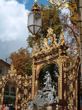 Nancy - Place Stanislas - Fontaine d'Amphitrite et grilles de Lamour vers l'entrée du parc de la Pépinière