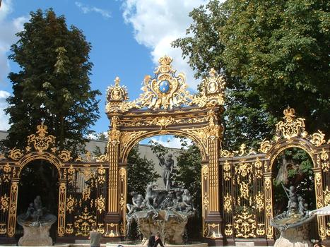 Nancy - Place Stanislas - Fontaine de Poséidon et grilles de Lamour