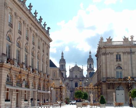 Nancy - Place Stanislas - Le Grand Hôtel, l'Hôtel de ville et la cathédrale