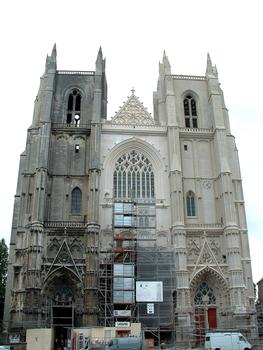 Nantes - Cathédrale Saint-Pierre-Saint-Paul - Façade en cours de restauration en 2003