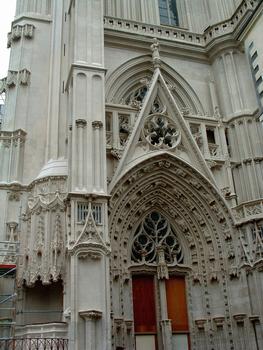 Nantes - Cathédrale Saint-Pierre-et-Saint-Paul - Chevet - Portail Saint-Yves et chaire extérieure