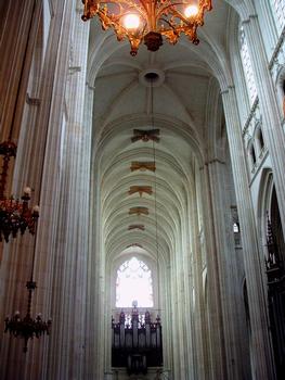 Nantes - Cathédrale Saint-Pierre-et-Saint-Paul - Chevet - La nef vue du choeur