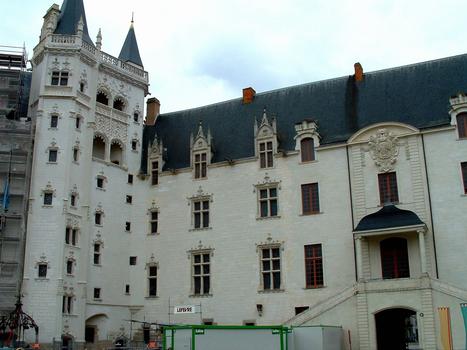 Nantes - Château des ducs de Bretagne - Façades côté cour: bâtiment du Grand gouvernement et tour de la Couronne d'Or en cours de restauration
