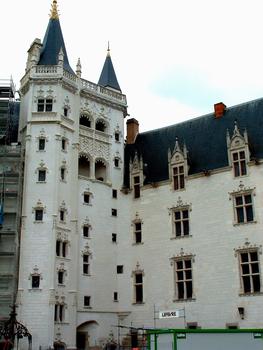 Nantes - Château des ducs de Bretagne - Façades côté cour: tour de la Couronne d'Or après restauration