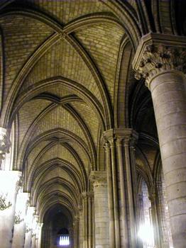 Notre Dame de Paris.Bas-côté