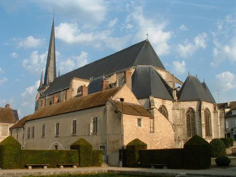 Nemours - Eglise Saint-Jean-Baptiste - Ensemble vu du Loing