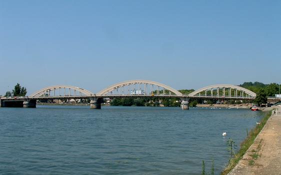 Neuville-sur-Saône - Ensemble du pont vu de l'aval