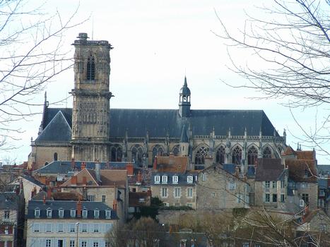 Nevers - Cathédrale Saint-Cyr-et-Sainte-Julitte - Vue d'ensemble côté Sud