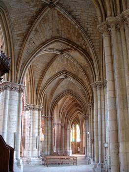 Nevers - Cathédrale Saint-Cyr-et-Sainte-Julitte - Vue du collatéral Sud gothique