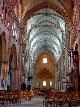 Nevers - Cathédrale Saint-Cyr-et-Sainte-Julitte - Vue du vaisseau principal vers le chevet roman