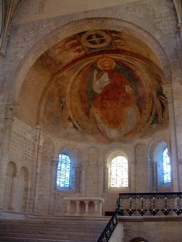 Nevers - Cathédrale Saint-Cyr-et-Sainte-Julitte - Vue du chevet roman avec peinture représentant le Christ en majesté