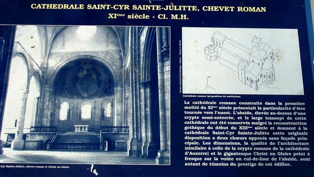 Nevers - Cathédrale Saint-Cyr-et-Sainte-Julitte - Panneau d'information sur le chevet roman côté Ouest