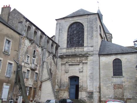 La Charité-sur-Loire - Eglise prieurale Notre-Dame - Le reste des six premières travées de la nef avec la façade construite au 17 ème siècle pour fermer la partie reconstruite de la nef