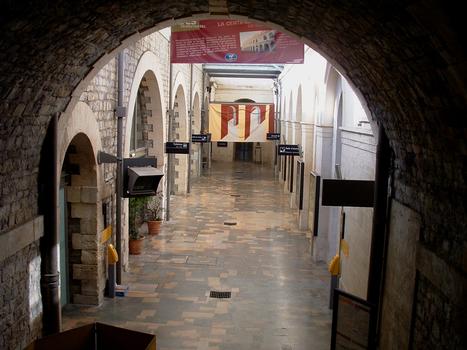 Nîmes - Gare - Les circulations et les différentes salles sont placées sous les arches du viaduc qui a été dédoublé vers 1882 en laissant un vide pour l'accès aux voies