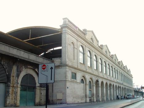 Nîmes - Gare - Une façade qui n'est qu'un décor pour cacher les voies portées par le viaduc