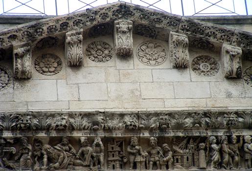 Nîmes - Cathédrale Notre-Dame-et-Saint-Castor - Façade - Frise refaite au 17ème siècle mais en continuant le style roman - Histoire de Noé,..
