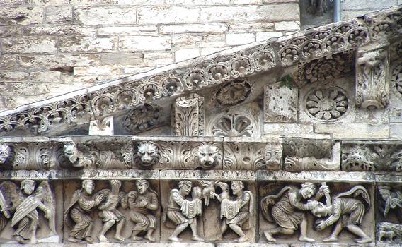 Nîmes - Cathédrale Notre-Dame-et-Saint-Castor - Façade - Frise romane - Détail- Adam et Eve chassés du Paradis - le sacrifice de Caïn et Abel - Caïn tuant Abel