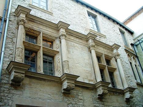 Nîmes - Hôtel de ville - Façade sur rue de la Trésorerie - Fenêtres Renaissance