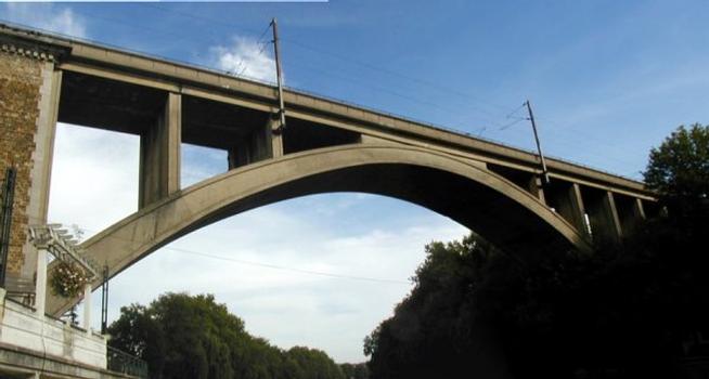 Arche du pont ferroviaire à Nogent-sur-Marne