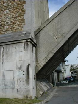 Pont ferroviaire de Nogent-sur-Marne : Encastrement de l'arc dans l'ancienne culée