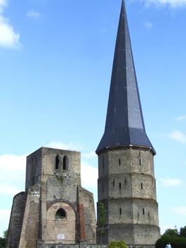 Bergues - Abbaye de Saint-Winoc - Les vestiges de l'abbatiale: tour pointue et tour carrée