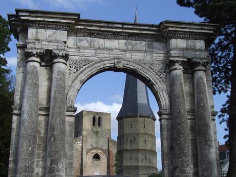 Bergues - Abbaye de Saint-Winoc - Les vestiges de l'abbaye détruite au cours de la révolution: Porte de Marbre, tour pointue et tour carrée