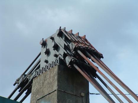Saint-Leu-d'Esserent - Pont suspendu sur l'Oise - Ancrages en tête de pylône