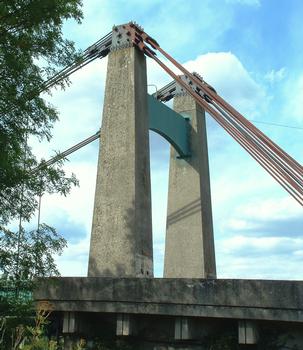Saint-Leu-d'Esserent suspension bridge across the Oise