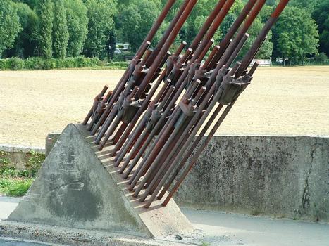 Saint-Leu-d'Esserent - Pont suspendu sur l'Oise - Bloc d'ancrage