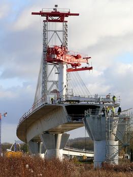 RN31 - Viaduc de Compiègne - Construction à l'avancement - Potence pour pose des voussoirs, mât de haubanage provisoire pour tenir les voussoirs préfabriqués de la travée en cours de pose