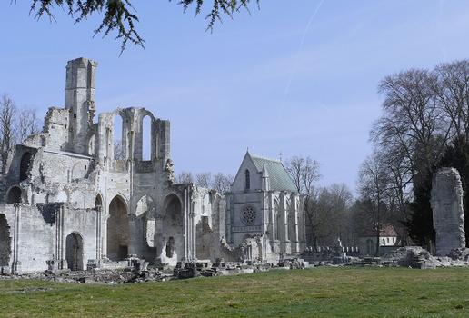 Abbaye royale de Chaalis - Abbatiale Notre-Dame - Vestiges du transept et du choeur et à l'arrière plan la chapelle Sainte-Marie construite sous le règne du roi saint Louis vers 1255-1260