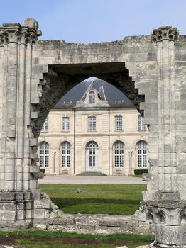 Abbaye royale de Chaalis - Abbatiale Notre-Dame - Mur de la nef. A l'arrière plan le bâtiment construit suivant les plans de Jean Aubert